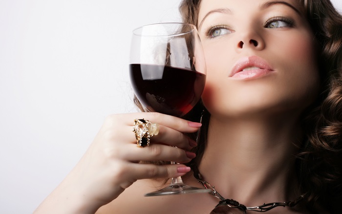 devushka-bokal-vino